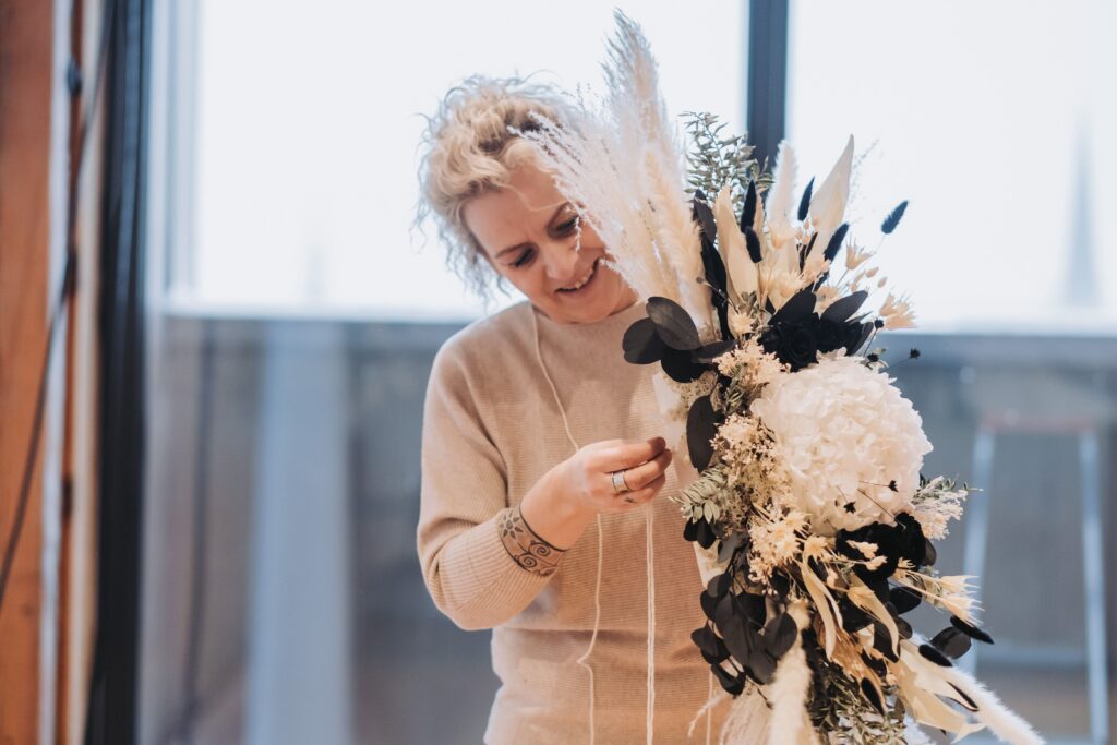 Event-Floristin Mandy beim binden eines Traubogens